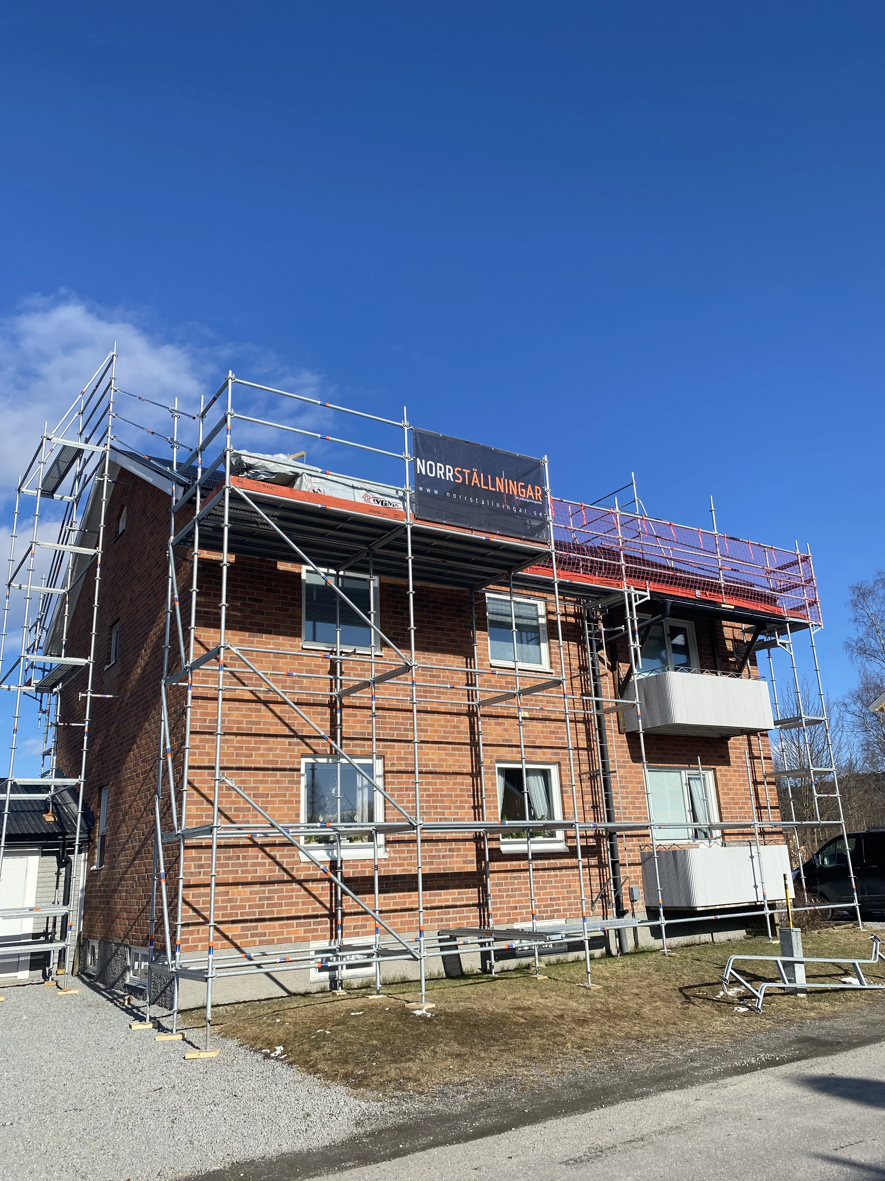 Byggställningar för tak och fasad i Umeå